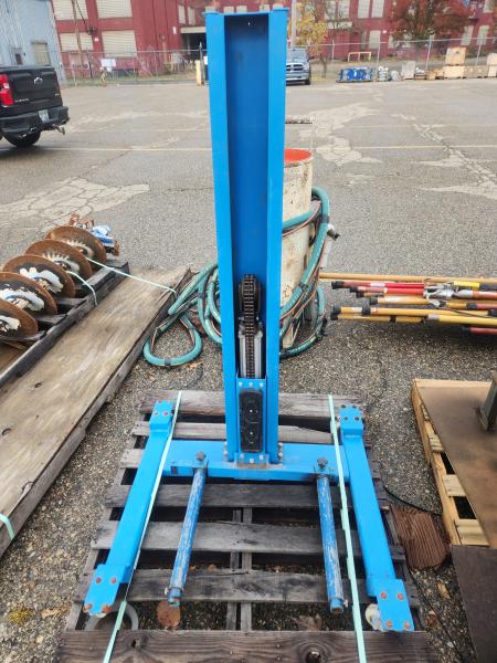 Lot of 1 Atlas Equipment Tire Lift