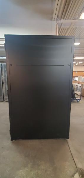 Hitachi Server Cabinet- 23"x48". Contains 2 Hitachi Blades(520XB1). No Keys. - Image 4