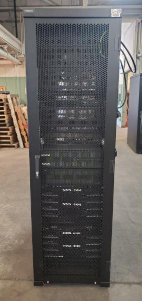 Hitachi Server Cabinet- 23"x48". Contains 4 Hitachi Blades(520XB1), Hitachi SMU400, 4 Brocade VDX 6740, Brocade IDX 6430-48, Hitachi Hana CR210 Management Server. No Keys - Image 2