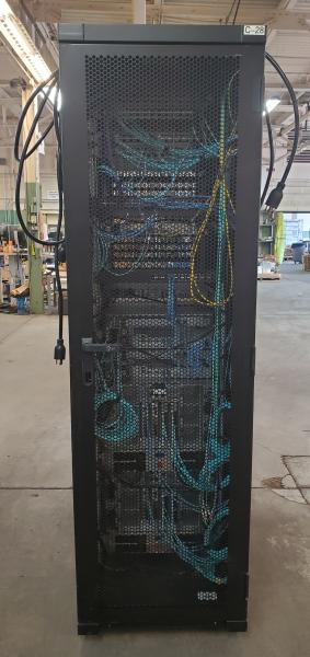 Hitachi Server Cabinet- 23"x48". Contains 4 Hitachi Blades(520XB1), Hitachi SMU400, 4 Brocade VDX 6740, Brocade IDX 6430-48, Hitachi Hana CR210 Management Server. No Keys - Image 3