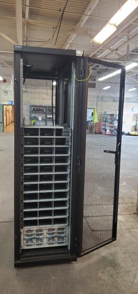 Hitachi Server Cabinet- 23"x48", Contains Hitachi HUSVM. 11 Empty HD Arrays. No Keys. - Image 2